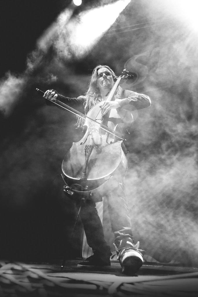 black and white-smoke-apocalyptica-cello-event photographer