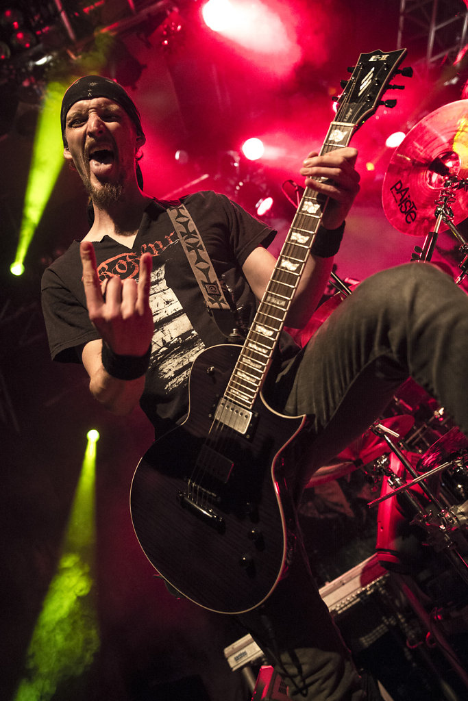 xandria-o2islington-posing-guitarist-portrait-live photographer-event photographer